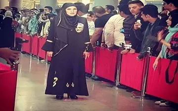 عکس مرحوم علی معلم روی سینه همسرش+ عکس