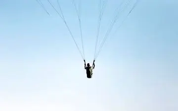 سقوط پاراگلایدر در ساری منجر به مصدومیت سرنشین آن شد