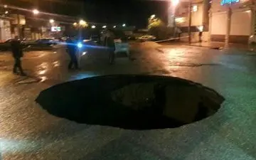 فرو نشست زمین در خیابان «ولیعصر» پلدختر