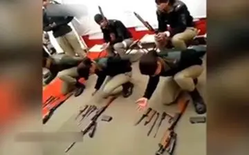 مهارت زنان ارتش هند در باز و بسته کردن اسلحه + فیلم