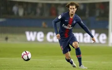  گاردین: انتقال هافبک PSG به بارسلونا نهایی شد 