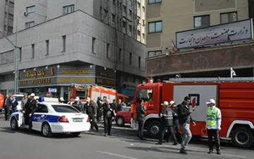 آتش سوزی ساختمان قدیمی وزارت نیرو در آستانه مهار + فیلم