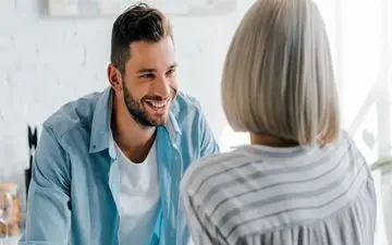 چگونه بفهمیم یک مرد ما را دوست دارد؟ | علائم علاقه یک مرد به یک زن