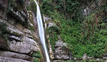 آبشار دیدنی قلعه‌قاف در «مینودشت» + فیلم 