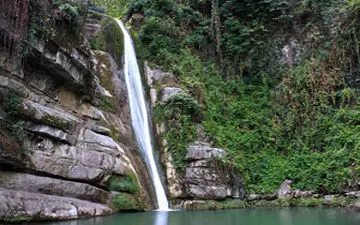 آبشار دیدنی قلعه‌قاف در «مینودشت» + فیلم 