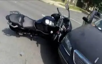 تصادف وحشتناک و پرت شدن موتورسوار+فیلم