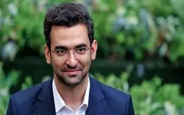 وزیر ارتباطات سوار بر موتور 