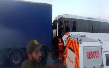 سمنان در شوک دو حادثه مرگبار؛ یک کشته در برخورد اتوبوس و تریلی، دو کشته در واژگونی سواری