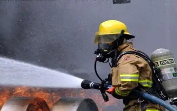 آتش سوزی کارگاه تولیدی در همدان مهار شد/ مصدومیت یک نیروی آتش نشانی