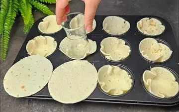 پیتزا کاسه‌ای با نان لواش | دستور ساده و خوشمزه برای یک وعده متفاوت