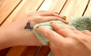 چگونه تاتو و خالکوبی خود را در خانه پاک کنیم؟ این روش‌های موثر را امتحان کنید