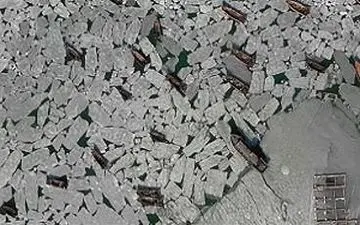 گرفتار شدن قایق‌های چینی در یخبندان + فیلم 