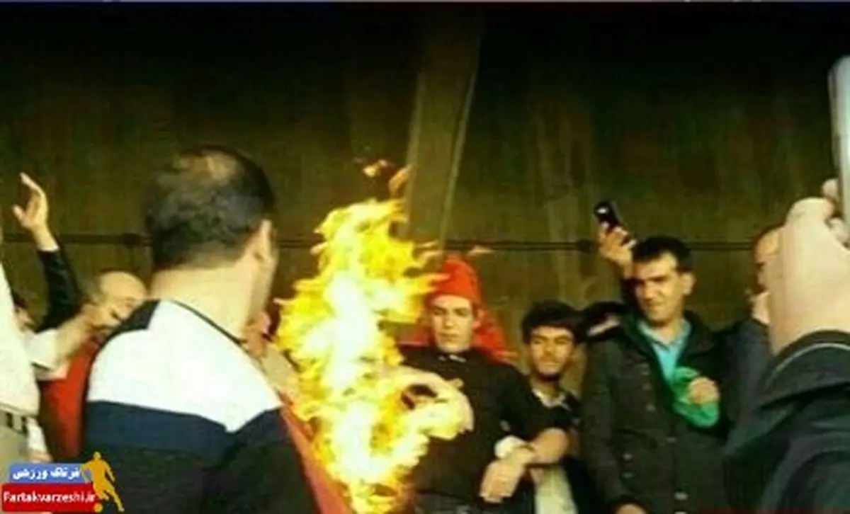 جرکتی زننده از سوی طرفداران ماشین سازی/ به آتش کشاندن پرچم پرسپولیس در تبریز+ عکس