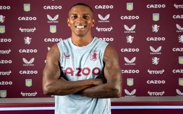  اشلی یانگ با استون‌ویلا تمدید کرد