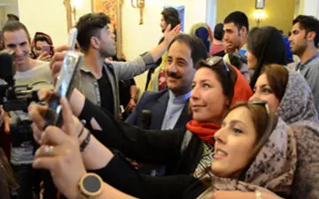 سلفی باران حمید معصومی نژاد در پای صندوق رای شهر رم + فیلم