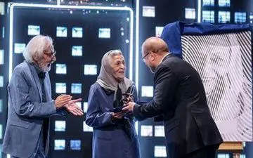 بوسه آقای بازیگر بر لباس خانم هنرپیشه+عکس