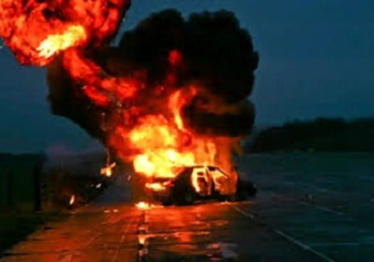نجات مرد از وسط آتش خودرو + فیلم