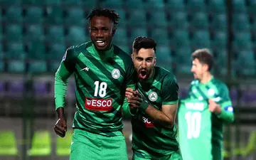 رفتار زشت و زنندۀ ستارۀ علی منصور در دربی اصفهان!