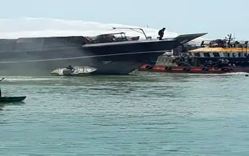 آتش‌سوزی لنج در بندر گناوه پس از ۱۶ ساعت مهار شد