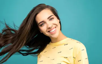 موهایی نرم و شاداب با استفاده مواد طبیعی| طرز تهیه چند نرم‌کننده طبیعی در خانه