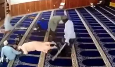 حمله ناگهانی مرد دیوانه به نمازگزاران یک مسجد! +فیلم 