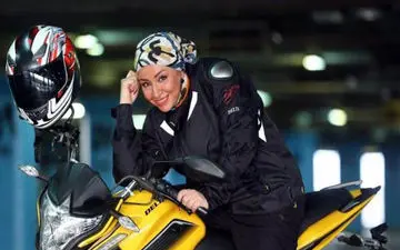 تیپ مه‌لقا باقری در حال موتورسواری