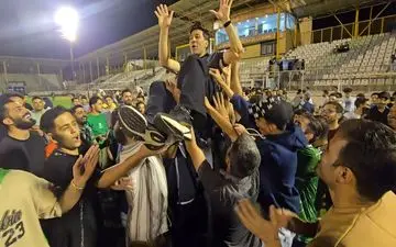 جشن بقا به سبک صعود؛ یورش 5 هزار هوادار پاس به زمین!