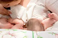 نکات واجب برای شیردهی به نوزاد دوقلو