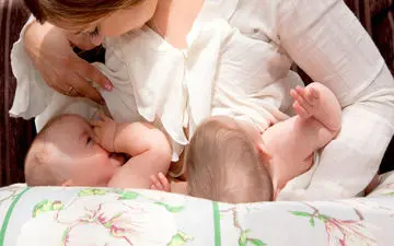 نکات واجب برای شیردهی به نوزاد دوقلو