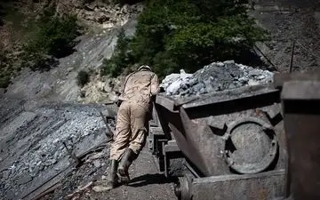 کاهش ۱۵ درصدی تولید زغال‌سنگ؛ بحران نقدینگی و ایمنی، معادن را زمین‌گیر کرد