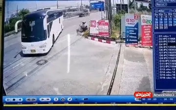 فیلم/ نجات معجزه آسای یک زن از زیر چرخ های اتوبوس 