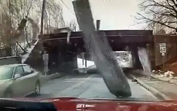 طوفان قدرتمند سقف یک خانه را از جا کند 