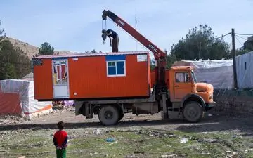 کانکس‌های اهدایی پرسنل بانک سرمایه به هموطنان زلزله زده کرمانشاه اهدا شد