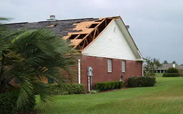 سقوط سقف ساختمان روی پنج خودرو + فیلم