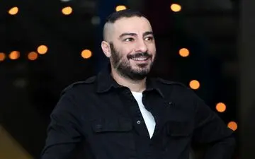 رقص نوید محمد زاده با شنل قرمز + عکس 