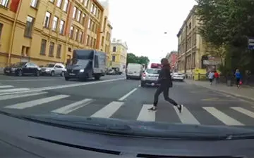 تصادف وحشتناک دختر ۱۹ ساله با خودروی راننده زن + فیلم 