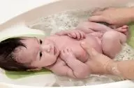 با این روش نوزادتان را راحت حمام بدهید!