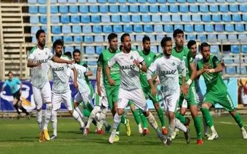 حاشیه بازی ماشین‌سازی و آلومینیوم|مصدومیت نگران کننده بازیکن ماشین‌سازی/منصوریان شاگردانش را کنار خط جمع کرد
