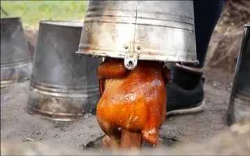 طعم اصیل غذای ترکی: کباب کردن 6 مرغ زیر سطل فلزی به روش سنتی | فیلم 