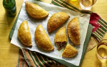 پیراشکی رست بیف رو همه دوست دارن پس یادش بگیر و درستش کن!