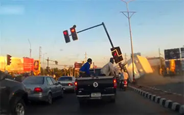 سقوط وحشتناک تیر چراغ راهنمایی و رانندگی روی چند خودروی سواری + فیلم