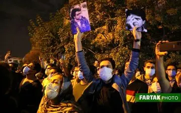 اختصاصی/تصاویر فوق العاده دیدنی از حضور پرشور مردم مقابل بیمارستان جم برای بدرقه استاد فقید محمدرضا شجریان