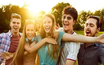 روابط اجتماعی بیشتر از پول و ورزش خوشحالی می‌آورد