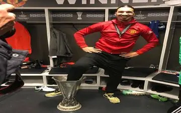  ژست عجیب زلاتان با جام قهرمانی (عکس)