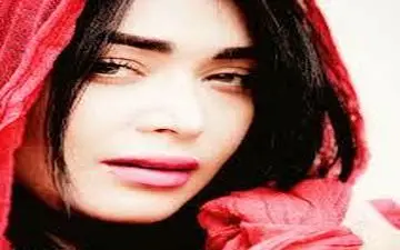 سلفی سارا منجزی پور با میکاپ و حجاب متفاوت