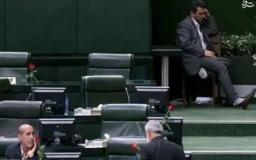 عکس/ جای دنج برای آقای نماینده بعد از یک روز کاری