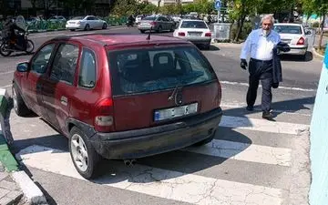 جریمه 540000 بخاطر توقف خودرو روی خط عابر پیاده

