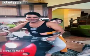 ویدئو موتور سواری یوسف تیموری در پذیرایی خانه‌/ واکنش جالب مادرش