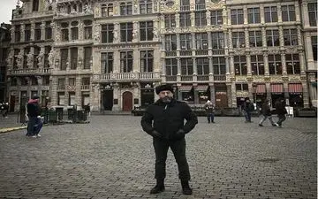 تیپ جالب علیرضا انصاریان در خیابانهای بلژیک (عکس)