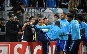 کتک کاری عجیب فوتبالیست مشهور با یک هوادار/عکس